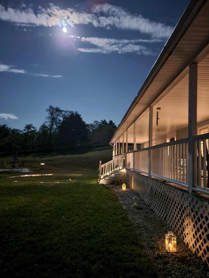 Moonlight Manor Bed & Breakfast Floyd Exterior photo