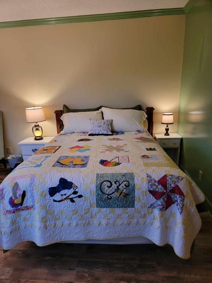 Moonlight Manor Bed & Breakfast Floyd Exterior photo